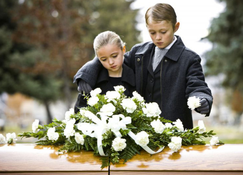 Можно ли брать детей на похороны?