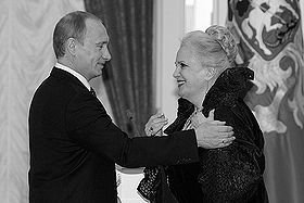 Президент Российской Федерации Владимир Путин вручает актрисе Элине Быстрицкой орден «За заслуги перед Отечеством» I степени. Москва, Кремль, 29.4.2008 года