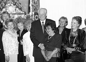 Элина Быстрицкая с президентом России Борисом Ельциным 8 марта 1998