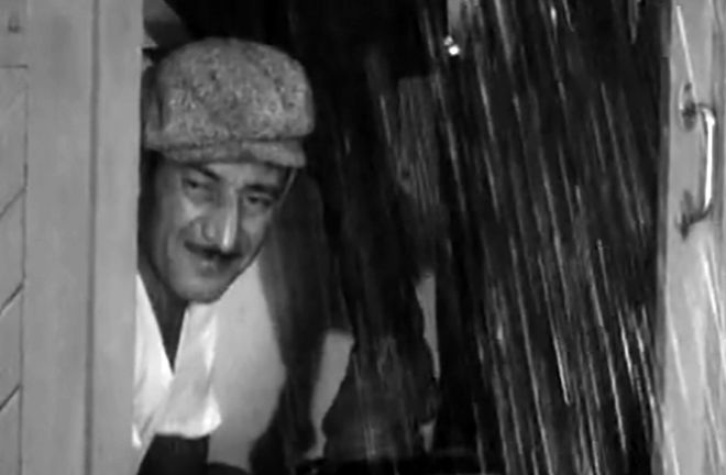 Георгий Данелия в роли чистильщика обуви (кадр из фильма «Я шагаю по Москве»)