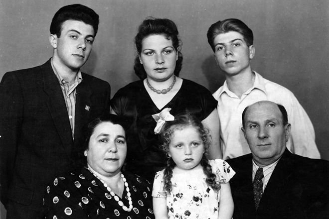 Семья Вадима Мулермана (верхний ряд справа) 