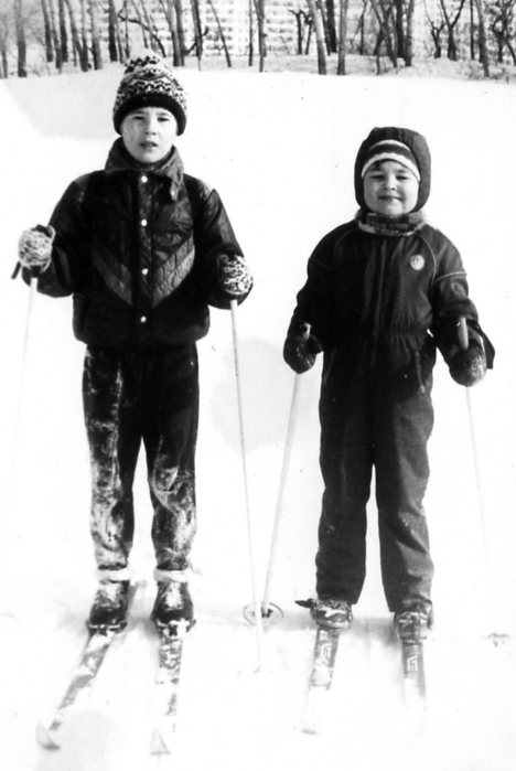 На лыжах с братом