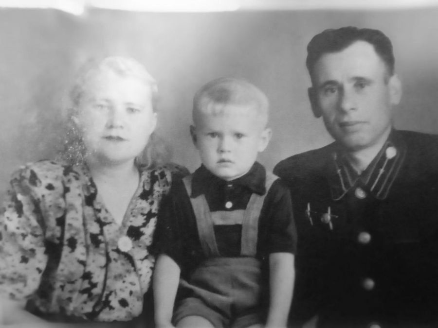 Андрей Федорович со своими родителями: Климкиной Ниной Ивановной и Климкиным Федором Ивановичем.