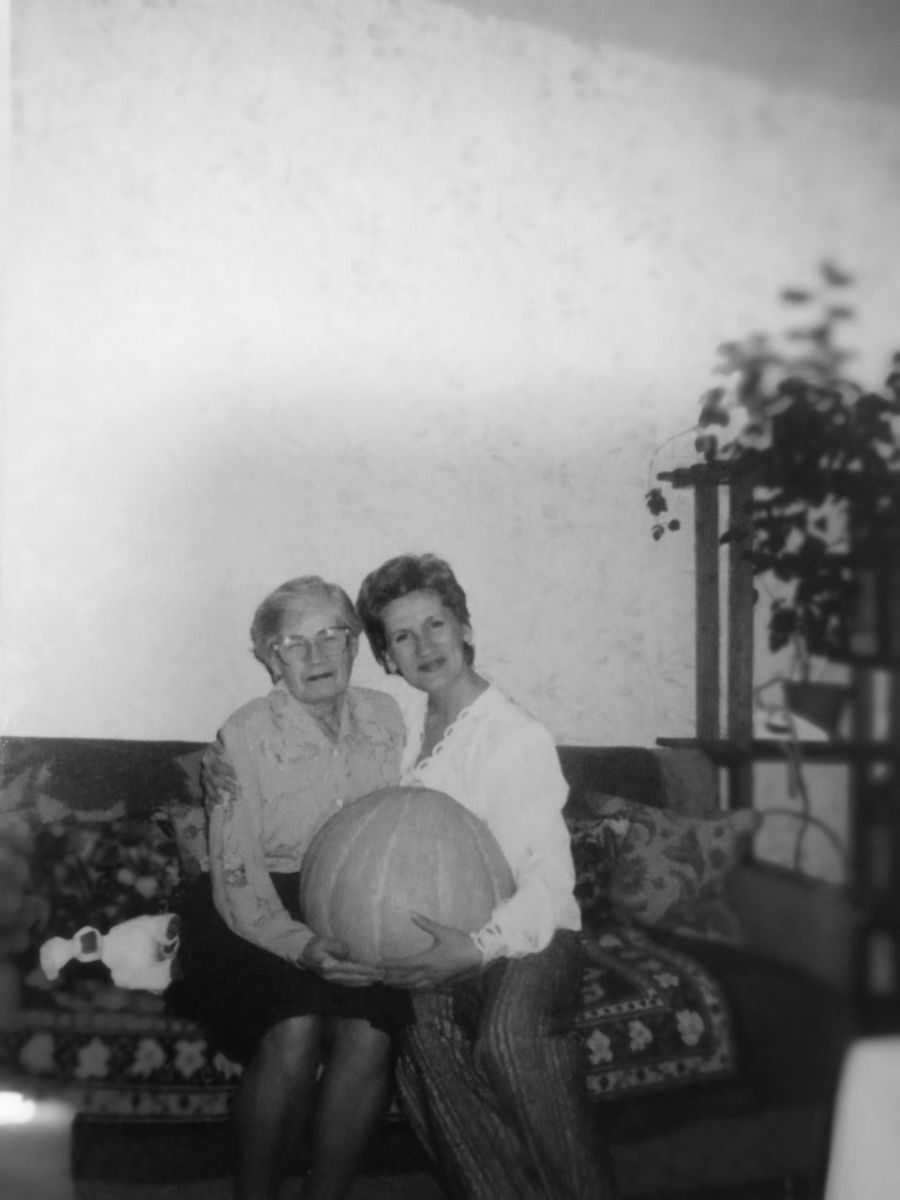 Бабуля Клочко (Сотрихина в девичестве) Валентина Ивановна и мамулечка Царегородцева Лариса Ивановна с тыквой с семейного огорода